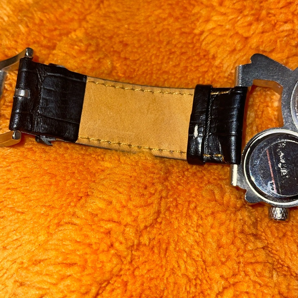 Men’s Watch Oulm 1167 Triple Time Analog Quartz Silver Tone Black Leather Strap - Picture 5 of 6